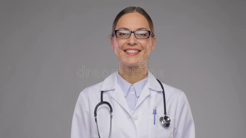 Счастливый улыбаясь женщина-врач в очках видеоматериал