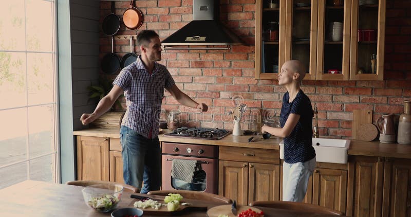 счастливый юноша танцует с женой без волос. видеоматериал