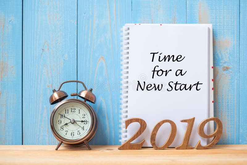 2019 счастливых Новых Годов с временем для нового текста начала на тетради, ретро будильнике и деревянном номере на таблице и кос стоковые изображения 2019 счастливых Новых Годов с временем для нового текста начала на тетради, ретро будильнике и деревянном номере на таблице и кос стоковые изображения
