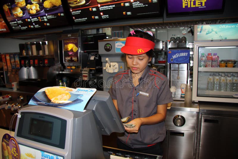 Счетчик кафа Mc Donalds и молодого женского работника в Бангкоке стоковые фото Счетчик кафа Mc Donalds и молодого женского работника в Бангкоке стоковые фото