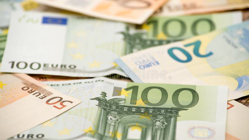 Счеты евро различных значений Счет евро 100 стоковые изображения Счеты евро различных значений Счет евро 100 стоковые изображения