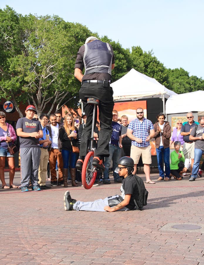 США, AZ/Tempe - Unicyclist Jamey Mossengren - скача с юнисайклом стоковое фото США, AZ/Tempe - Unicyclist Jamey Mossengren - скача с юнисайклом стоковое фото
