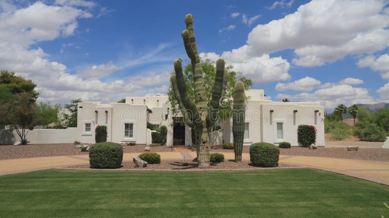 США, Аризона/Феникс: Дом Adobe возрождения Пуэбло/двор перед входом Saguaro стоковые изображения США, Аризона/Феникс: Дом Adobe возрождения Пуэбло/двор перед входом Saguaro стоковые изображения