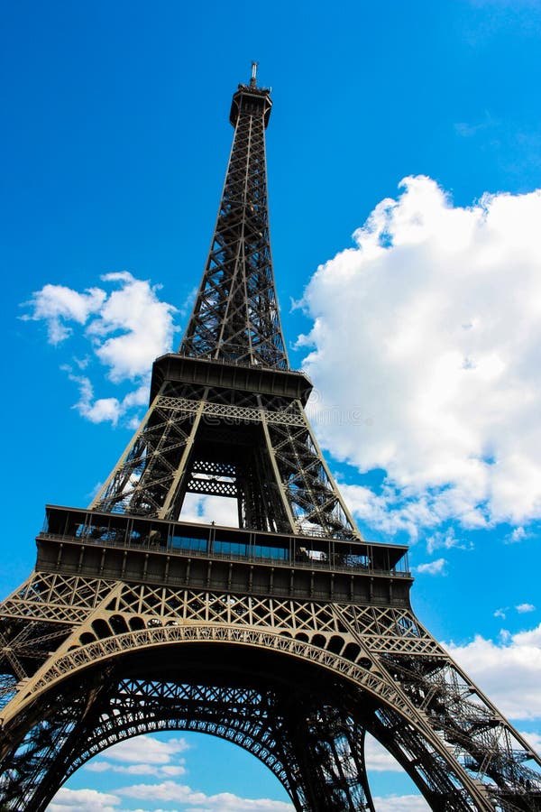 Съемка Eiffel путешествия симметричная с комами в небе стоковая фотография Съемка Eiffel путешествия симметричная с комами в небе стоковая фотография