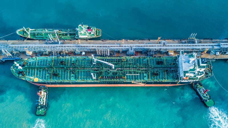 Съемка вида с воздуха корабля нефтяного нефтян сырой нефти поставленного на якорь на te масла стоковые фотографии rf Съемка вида с воздуха корабля нефтяного нефтян сырой нефти поставленного на якорь на te масла стоковые фотографии rf