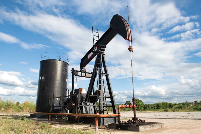Сырая нефть Pumpjack нагнетая стоковые фото Сырая нефть Pumpjack нагнетая стоковые фото