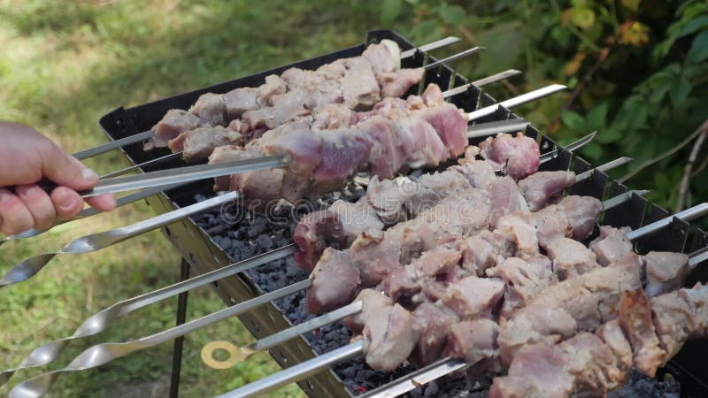 Сырого мяса в конце протыкальника по представлению. Части мясо на гриле. Барбекю на открытом воздухе. Подготовка процесса еды. Чел