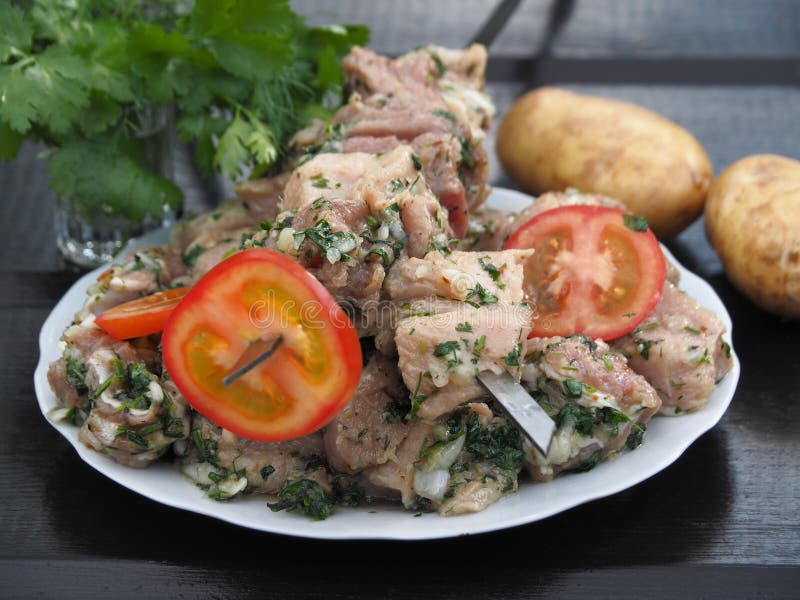 Сырое мясо в маринаде на протыкальниках стоковое изображение rf Сырое мясо в маринаде на протыкальниках стоковое изображение rf