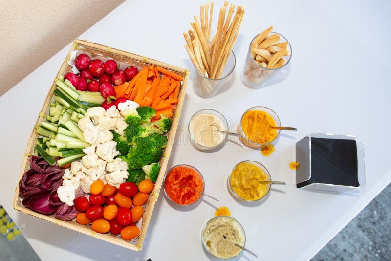 Сырцовая освежая плита Crudites овоща в закуске стоковое изображение Сырцовая освежая плита Crudites овоща в закуске стоковое изображение