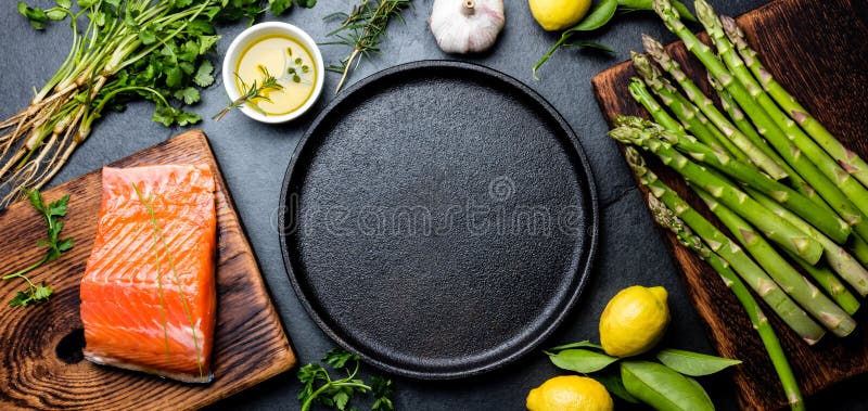 Сырцовые salmon филе, спаржа, лимоны и травы вокруг плиты литого железа Еда варя предпосылку с космосом экземпляра Взгляд сверху стоковые изображения rf Сырцовые salmon филе, спаржа, лимоны и травы вокруг плиты литого железа Еда варя предпосылку с космосом экземпляра Взгляд сверху стоковые изображения rf