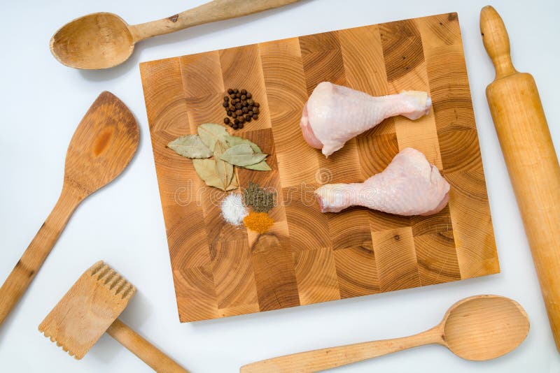 Сырцовые ноги цыпленка и основные специи на handmade деревянной доске и k стоковое изображение Сырцовые ноги цыпленка и основные специи на handmade деревянной доске и k стоковое изображение