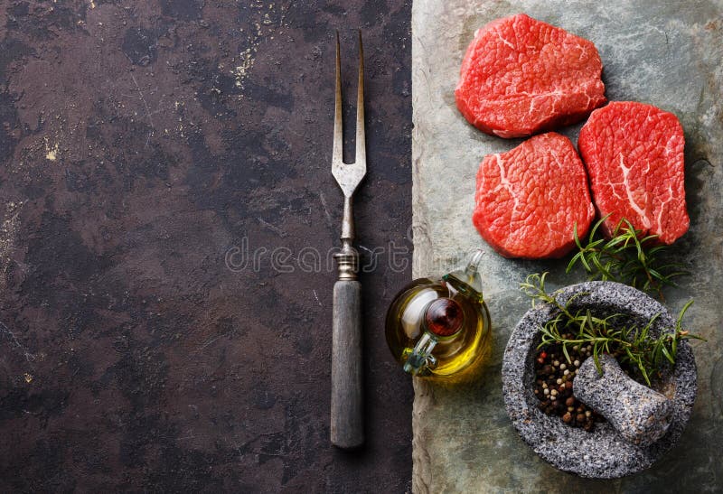 Сырцовые свежие мраморизованные стейки мяса с приправами и мясо развлетвляют стоковые фотографии rf Сырцовые свежие мраморизованные стейки мяса с приправами и мясо развлетвляют стоковые фотографии rf