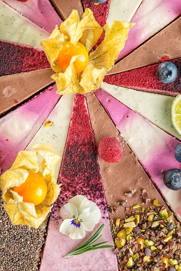Сырцовые торты vegan при плодоовощ и семена, украшенные с цветком, фотография продукта для patisserie стоковые изображения Сырцовые торты vegan при плодоовощ и семена, украшенные с цветком, фотография продукта для patisserie стоковые изображения
