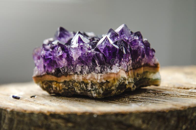 Сырцовый amethyst утес с отражением на естественном деревянном кристаллическом ametist стоковая фотография rf Сырцовый amethyst утес с отражением на естественном деревянном кристаллическом ametist стоковая фотография rf