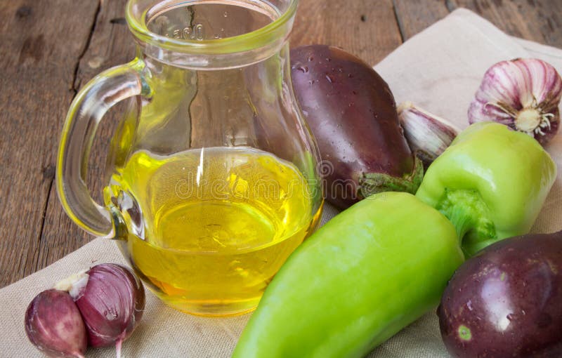 Сырцовый баклажан, чеснок, оливковое масло, сладостный перец, здоровая еда и концепция диеты на старой деревянной предпосылке стоковые изображения rf Сырцовый баклажан, чеснок, оливковое масло, сладостный перец, здоровая еда и концепция диеты на старой деревянной предпосылке стоковые изображения rf