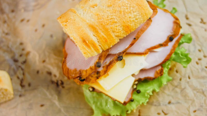 сэндвич с бутербродом с сыром и сосисками. съемка ползунка. на заднем плане - это поднос для пекарни
