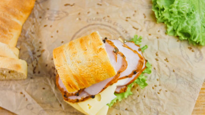 сэндвич с бутербродом с сыром и сосисками. съемка ползунка. на заднем плане - это поднос для пекарни