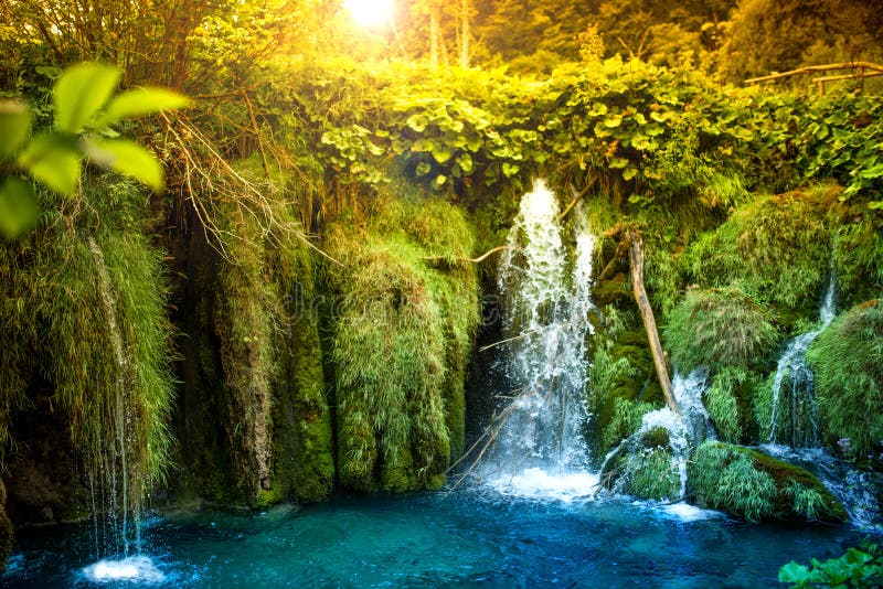 Сюрреалистический естественный водопад озера с синью, водой бирюзы и тропическим лесом