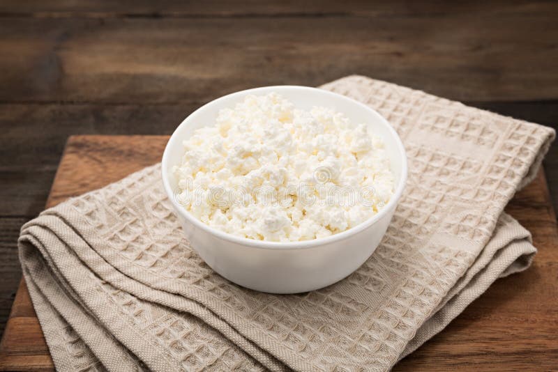 таблица молочных продучтов деревянная сбор винограда плиты коттеджа cheesecloth сыра свежий handmade вися органический Взгляд све стоковое фото таблица молочных продучтов деревянная сбор винограда плиты коттеджа cheesecloth сыра свежий handmade вися органический Взгляд све стоковое фото