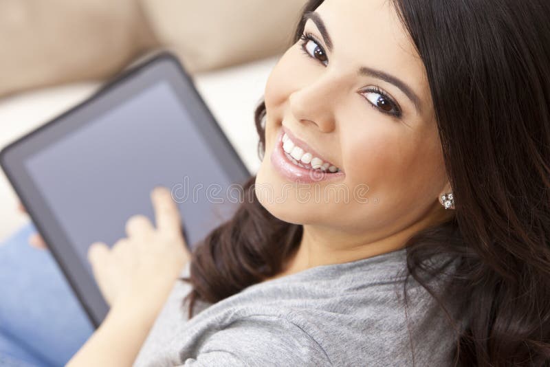 таблетка ipad компьютера счастливая испанская используя женщину стоковые изображения