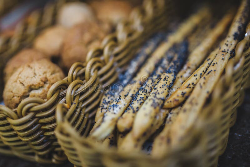Таблица «шведский стол» с breadsticks с маковыми семененами в корзину стоковая фотография rf