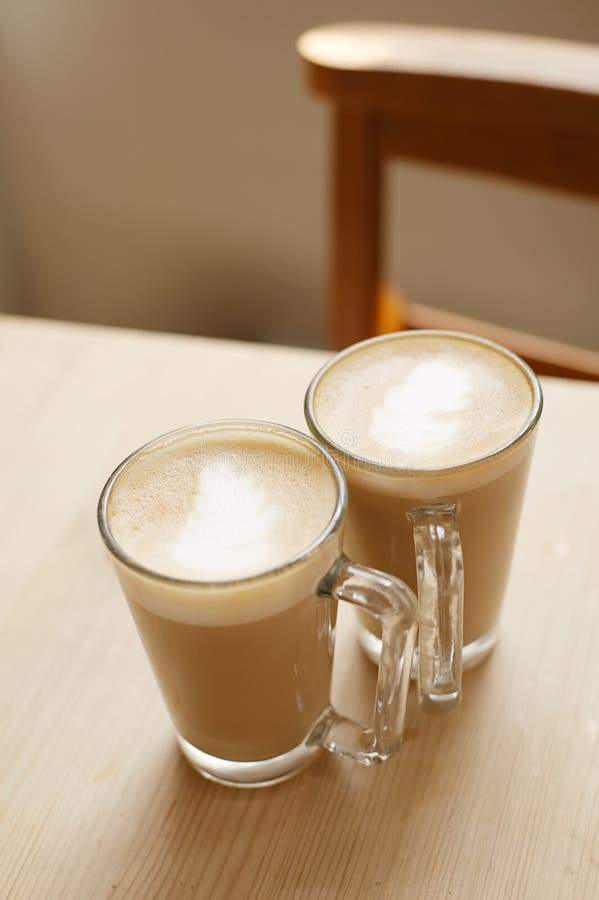 таблица высокорослые 2 latte стекел кофе woden стоковое изображение rf