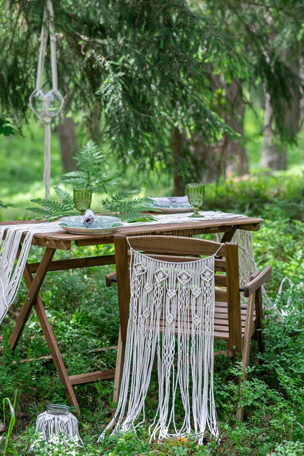 Таблица приема по случаю бракосочетания стиля Boho dinning со скатертью macrame стоковая фотография rf Таблица приема по случаю бракосочетания стиля Boho dinning со скатертью macrame стоковая фотография rf
