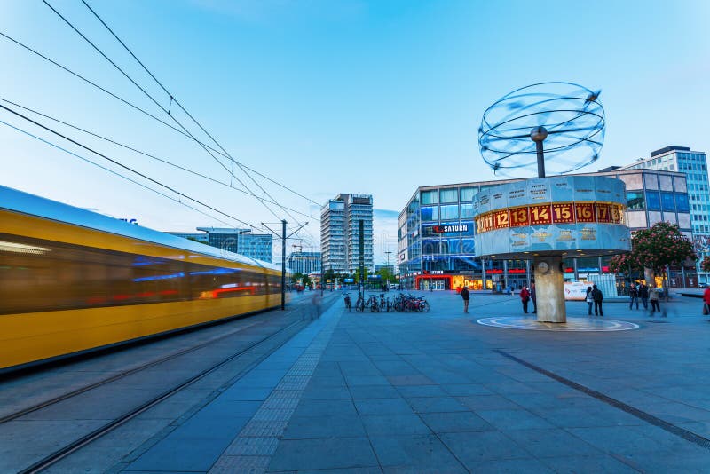 Таймер мира на Alexanderplatz в Берлине, Германии, на сумраке стоковые фотографии rf Таймер мира на Alexanderplatz в Берлине, Германии, на сумраке стоковые фотографии rf