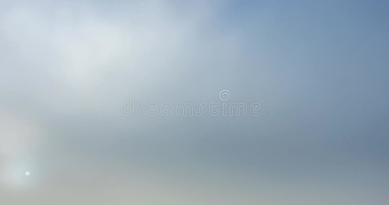 таймлапс горного луга во время осеннего захода солнца. дикая природа и сельская трава. утренний сильный туман