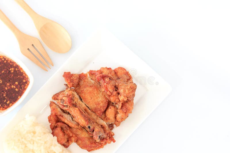 Тайская жареная курица стиля с красным пряным соусом и липким рисом на деревянном столе стоковая фотография Тайская жареная курица стиля с красным пряным соусом и липким рисом на деревянном столе стоковая фотография