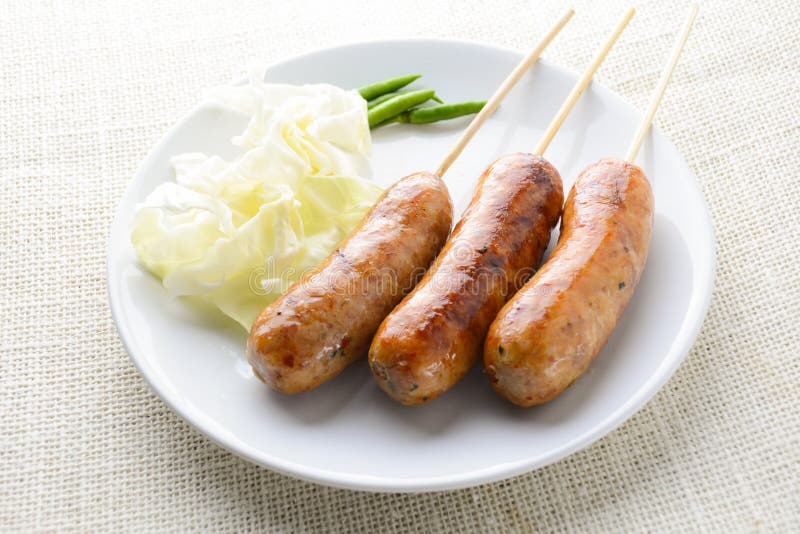 Тайские Spicy Sausages, изготовленные из свинины, смешанной с разнообразными ингредиентами, которые делают его упакованным с вкус стоковые фото Тайские Spicy Sausages, изготовленные из свинины, смешанной с разнообразными ингредиентами, которые делают его упакованным с вкус стоковые фото