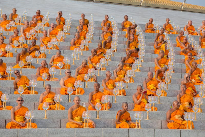 Тайские монахи во время буддийского дня Magha Puja церемонии в Wat Phra Dhammakaya в Бангкоке, Таиланде стоковое изображение Тайские монахи во время буддийского дня Magha Puja церемонии в Wat Phra Dhammakaya в Бангкоке, Таиланде стоковое изображение