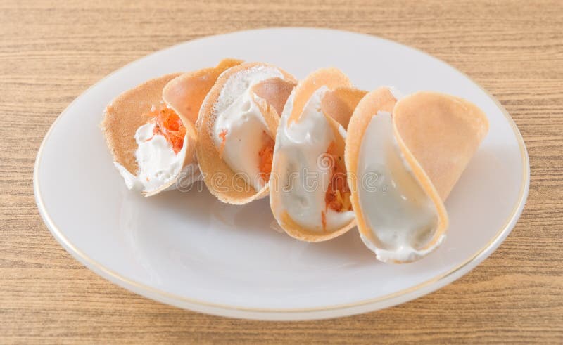 Тайский кудрявый блинчик с сливк кокоса и посоленным Shredded кокосом стоковое фото rf Тайский кудрявый блинчик с сливк кокоса и посоленным Shredded кокосом стоковое фото rf