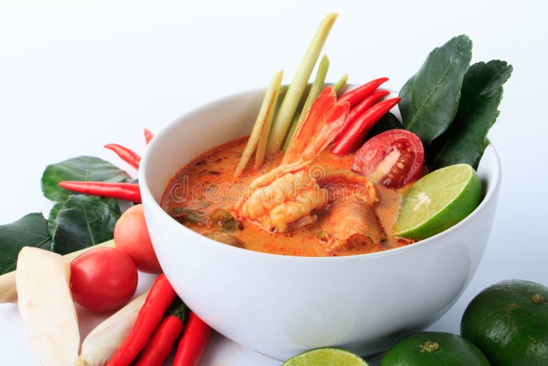 Тайский суп креветки с лимонным соргом (Томом Yum Goong) на белой предпосылке стоковое фото rf Тайский суп креветки с лимонным соргом (Томом Yum Goong) на белой предпосылке стоковое фото rf
