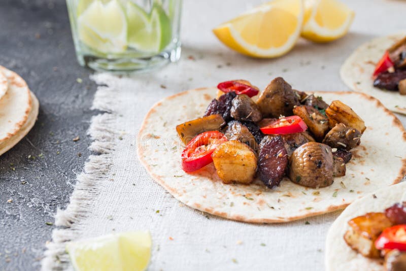 Тако с зажаренными грибами, испанским пряным chorizo сосиски, мексиканскими tortillas, кипрскым halloumi сыра, горячей зябкой, вы стоковая фотография rf Тако с зажаренными грибами, испанским пряным chorizo сосиски, мексиканскими tortillas, кипрскым halloumi сыра, горячей зябкой, вы стоковая фотография rf
