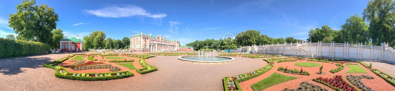 ТАЛЛИН, ЭСТОНИЯ - 15-ОЕ ИЮЛЯ 2017: Замок Kadriorg посещения туристов стоковое изображение rf ТАЛЛИН, ЭСТОНИЯ - 15-ОЕ ИЮЛЯ 2017: Замок Kadriorg посещения туристов стоковое изображение rf