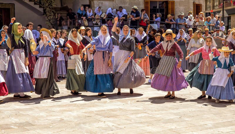 Танцевать на причаливает и фестивале христиан - фиесте Moros y Cristianos, Soller, Мальорке стоковое фото rf Танцевать на причаливает и фестивале христиан - фиесте Moros y Cristianos, Soller, Мальорке стоковое фото rf