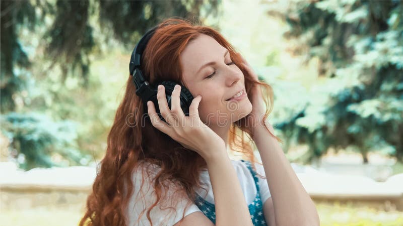 Танцы женщины имбиря чувственные на открытом воздухе стоковые изображения Танцы женщины имбиря чувственные на открытом воздухе стоковые изображения