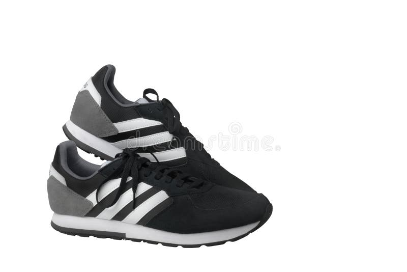 Тапки ботинок спорт Adidas черные на белой предпосылке o samara E 2019-04-13 стоковые изображения rf Тапки ботинок спорт Adidas черные на белой предпосылке o samara E 2019-04-13 стоковые изображения rf