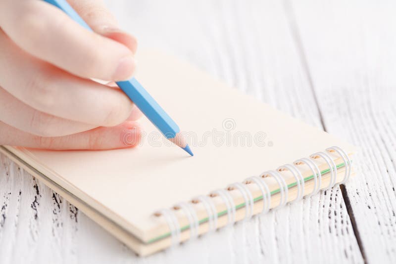 Творческая концепция, крася в sketchbook стоковые изображения rf Творческая концепция, крася в sketchbook стоковые изображения rf
