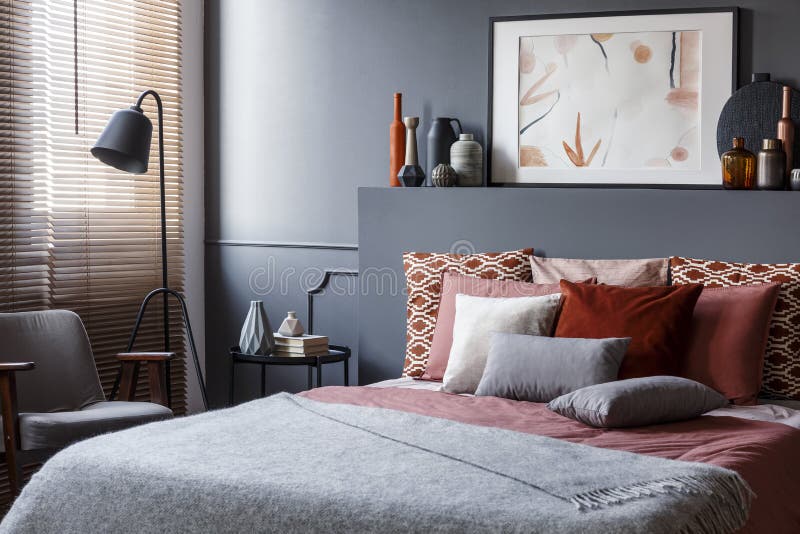 Творческий плакат на черном bedhead над уютной кроватью с декоративной стоковая фотография rf