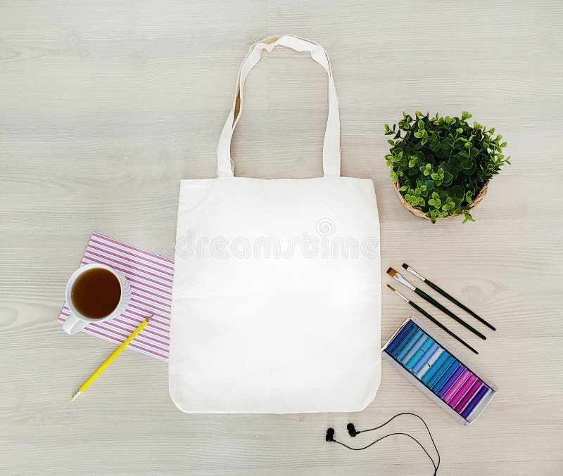 Творческое, ультрамодное, художественное eco, tote, насмешка сумки хлопка вверх Модель-макет с наушниками, карандаш, чашка, краск стоковое изображение Творческое, ультрамодное, художественное eco, tote, насмешка сумки хлопка вверх Модель-макет с наушниками, карандаш, чашка, краск стоковое изображение