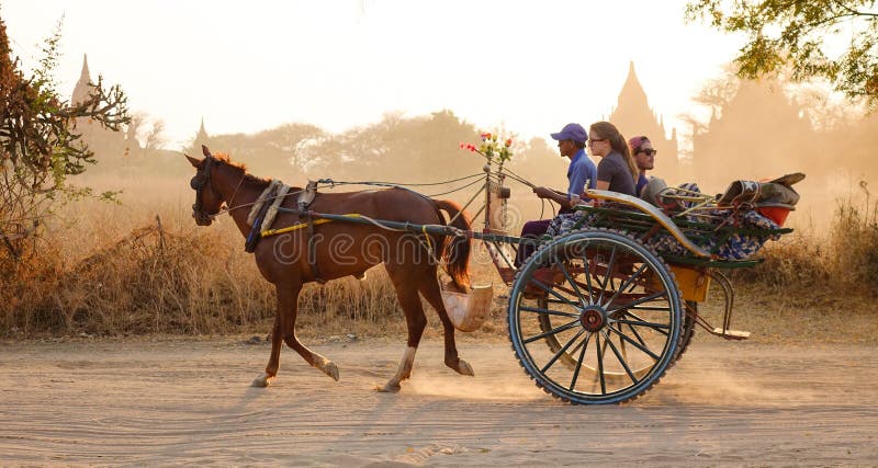 Тележка лошади на улице в Bagan, Мьянме стоковые изображения Тележка лошади на улице в Bagan, Мьянме стоковые изображения