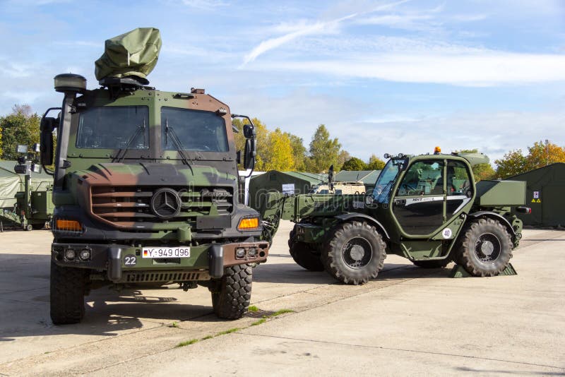 Тележка Zetros Benz Мерседес и обработчик Manitou MHT 950 телескопичный от немецкой армии, стоек на платформе стоковые фото Тележка Zetros Benz Мерседес и обработчик Manitou MHT 950 телескопичный от немецкой армии, стоек на платформе стоковые фото