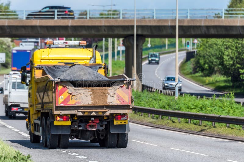 Тележка грузовика tipper содержания автомобильной дороги на шоссе Великобритании в быстром движении стоковая фотография Тележка грузовика tipper содержания автомобильной дороги на шоссе Великобритании в быстром движении стоковая фотография