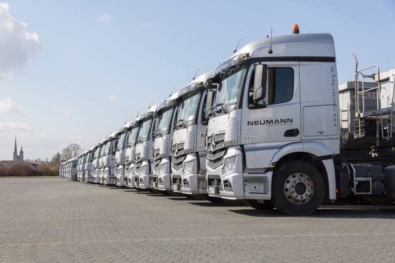 Тележки Actros Benz Мерседес немца от фирмы откатки Neumann стоковая фотография Тележки Actros Benz Мерседес немца от фирмы откатки Neumann стоковая фотография