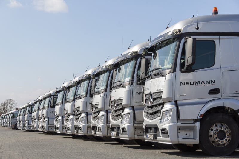 Тележки Actros Benz Мерседес немца от фирмы откатки Neumann стоковое изображение Тележки Actros Benz Мерседес немца от фирмы откатки Neumann стоковое изображение