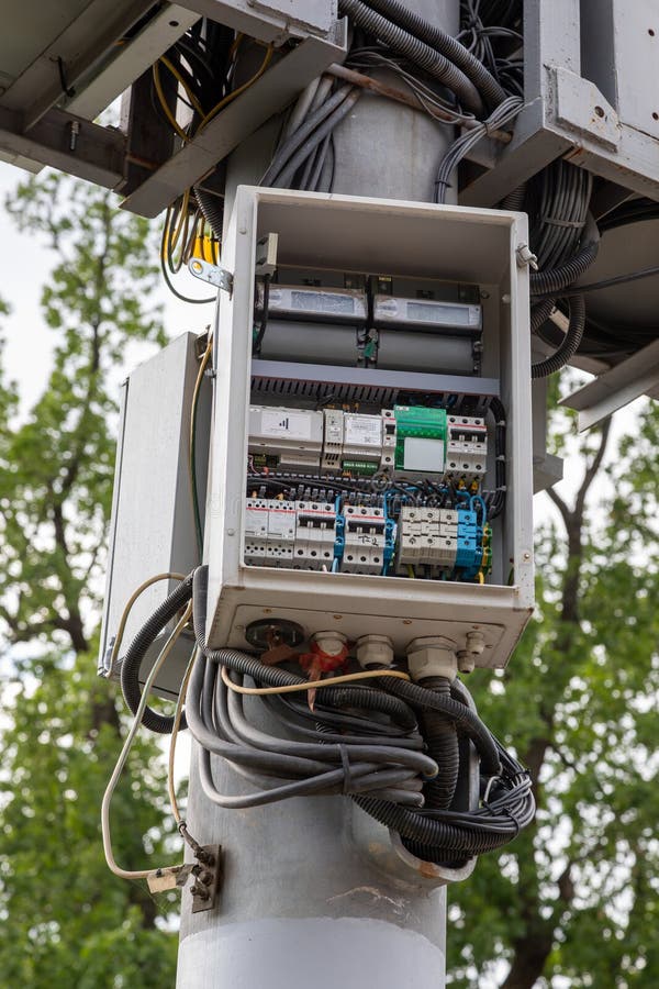 Телекоммуникационное оборудование с электрическим щитом управления стоковое изображение