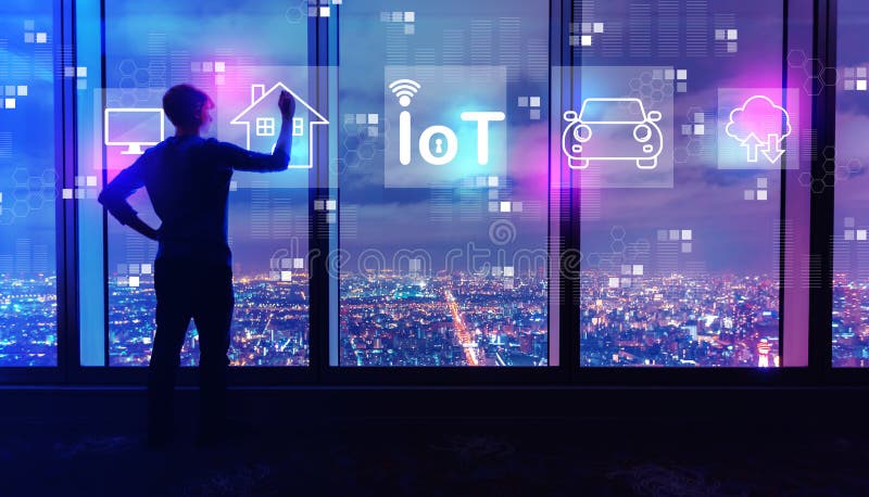 Тема IoT с человеком большими окнами вечером стоковое фото Тема IoT с человеком большими окнами вечером стоковое фото