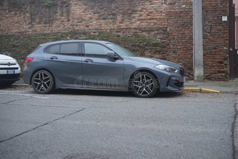 темно-серый bmw 1 серии 118d м спорт припаркован возле старой кирпичной стены стоковая фотография rf